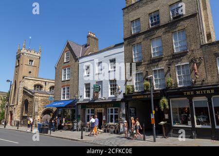 Allgemeine Ansicht der Geschäfte auf der Bridge Street einschließlich der Pfarrkirche von St Clement, Cambridge, Cambridgeshire, Großbritannien. Stockfoto