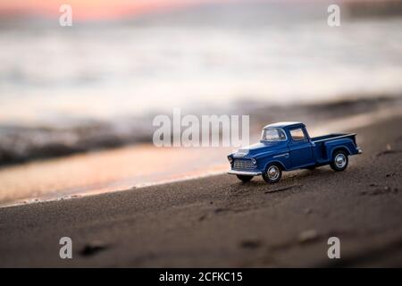 Izmir, Türkei - 22. August 2020: Nahaufnahme eines Chevrolet 3100 Pickups auf Sand und bei Sonnenuntergang. Stockfoto