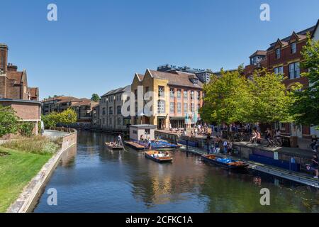 Schläge auf dem River Cam neben der Magdalene Bridge, Cambridge, Großbritannien während der Pandemie im Juli 2020. Stockfoto