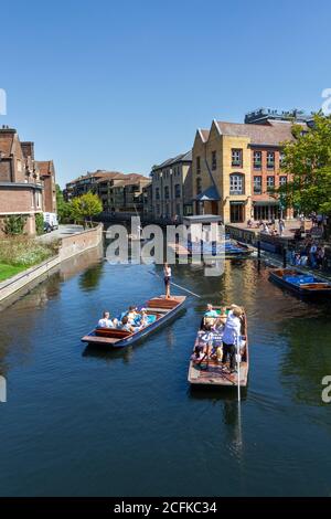 Schläge auf dem River Cam neben der Magdalene Bridge, Cambridge, Großbritannien während der Pandemie im Juli 2020. Stockfoto