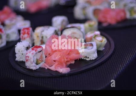 Regenbogen Sushi Roll mit Lachs, Aal, Thunfisch, Avocado, Royal Garnelen, Frischkäse Philadelphia, Kaviar Tobica, chuka. Sushi-Menü. Japanisches Essen. Stockfoto