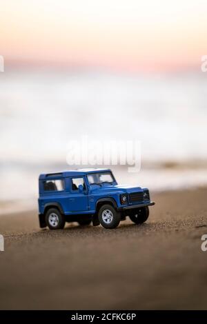 Izmir, Türkei - 22. August 2020: Nahaufnahme eines Land Rover SUV-Fahrzeugs auf Sand und bei Sonnenuntergang. Stockfoto