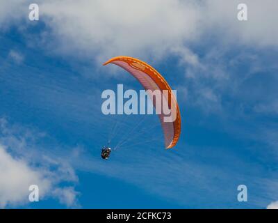 2020-08-23 Borschawa, Ukraine. Heller Tandem-Gleitschirm am Himmel. Typische touristische Aktivität in den Karpaten Stockfoto