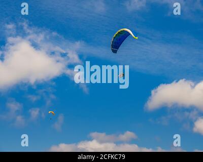 2020-08-23 Borschawa, Ukraine. Tandem-Gleitschirme am Himmel. Typische touristische Aktivität in den Karpaten Stockfoto