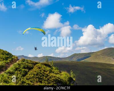 2020-08-23 Borschawa, Ukraine. Heller Tandem-Gleitschirm hoch in den Bergen. Beliebte Touristen extreme sportliche Aktivität. Stockfoto