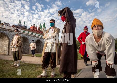 Moskau, Russland. 6. September 2020 Historische Reenaktoren mit Schutzmasken nehmen an der Reise nach Moskau des 16.-17. Jahrhunderts Festival im Rahmen der Moskauer Stadttag Feiern in Moskau Kolomenskoye historischen und Naturschutzgebiet Museum, Russland Stockfoto