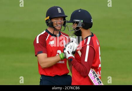 Die Engländerin Jos Buttler (links) und Moeen Ali feiern den Sieg beim zweiten Vitality IT20-Match im Ageas Bowl in Southampton. Stockfoto