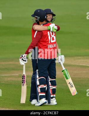 Die Engländerin Jos Buttler (links) und Moeen Ali feiern den Sieg beim zweiten Vitality IT20-Match im Ageas Bowl in Southampton. Stockfoto