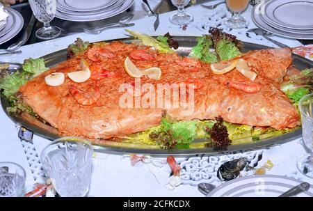 Bastilla / Pastilla - Garnelen Bastilla, Kuchen gefüllt mit Garnelen und süßen und salzigen Gewürzen - Marokko. Stockfoto