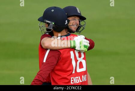 Die Engländerin Jos Buttler (links) und Moeen Ali feiern den Sieg beim zweiten Vitality IT20-Match im Ageas Bowl in Southampton. Stockfoto