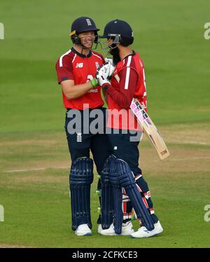 Die Engländerin Jos Buttler (links) und Moeen Ali feiern den Sieg beim zweiten Vitality IT20-Match im Ageas Bowl in Southampton. Stockfoto