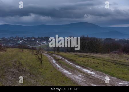 Panoramablick auf das Dorf Peredowoje im bajdarski Tal Krim 11. Februar 2018. Schöne ländliche Landschaft nach Regen Stockfoto