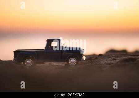 Izmir, Türkei - 22. August 2020: Nahaufnahme eines Chevrolet 3100 Pickups auf Sand und bei Sonnenuntergang. Stockfoto