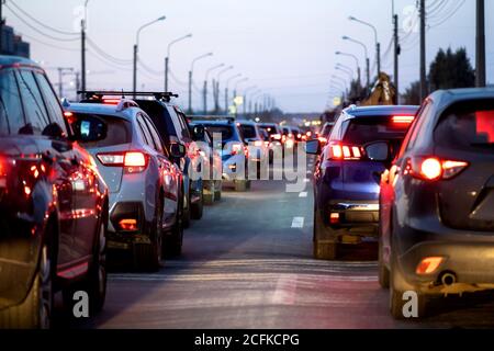 Hintergrund, Unschärfe, Unschärfe, Bokeh. Staus, Straßenreparaturen oder Unfälle. Rote Bremsleuchten der angefahrten Autos Stockfoto