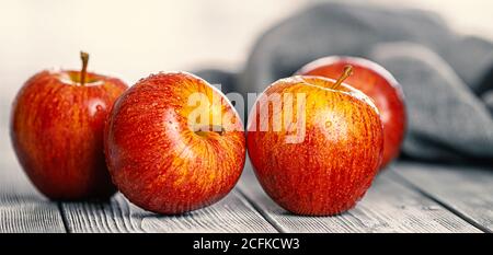 Frisch gepresster Apfelsaft war nicht beleuchtet. Neue Ernte von Äpfeln. Frisch gewaschene Früchte auf dem Tisch. Stockfoto