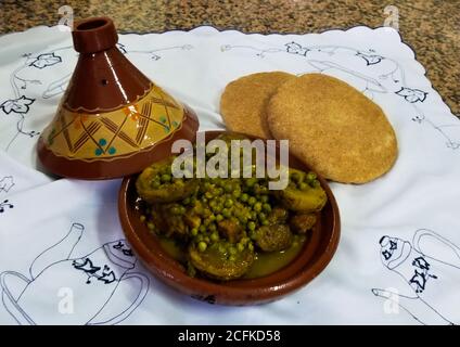 Traditionelle marokkanische Hähnchen-tajine mit Oliven und gesalzenen Zitronen, selektiven Fokus. Stockfoto