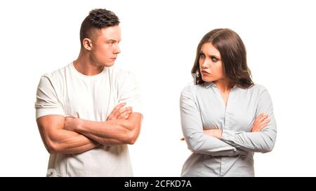 Unglückliches Paar, das Arme gekreuzt hält und sich isoliert auf weißem Hintergrund sieht. Familienpsychologie Konzept Stockfoto