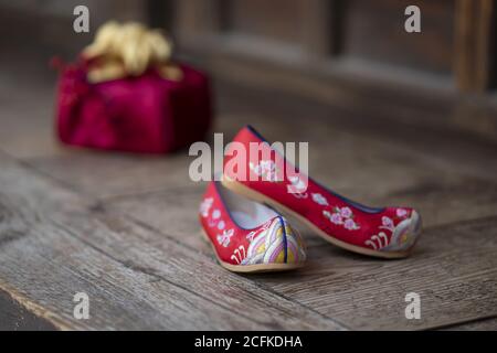 Frohes neues Jahr Bild von Korea, traditionelle Blumenschuhe Stockfoto