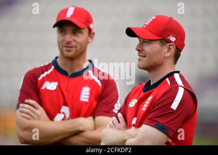 Die Engländerinnen Jos Buttler (links) und Eoin Morgan nach dem Spiel beim zweiten Vitality IT20-Match im Ageas Bowl in Southampton. Stockfoto