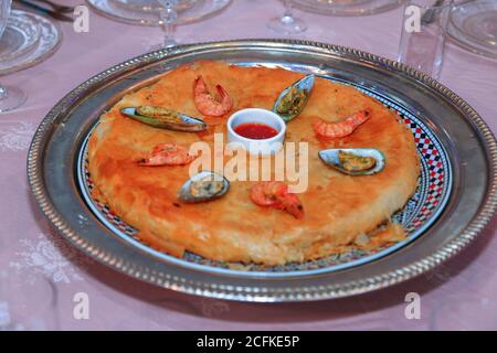 Bastilla / Pastilla - Garnelen Bastilla, Kuchen gefüllt mit Garnelen und süßen und salzigen Gewürzen - Marokko. Stockfoto