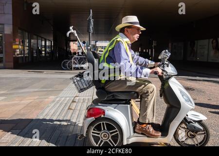 Glasgow, Schottland, Großbritannien. September 2020. Wetter in Großbritannien. Ein Mann auf einem Motorroller in der Buchanan Street. Kredit: Skully/Alamy Live Nachrichten Stockfoto