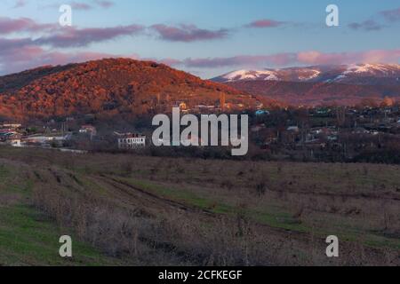 Die panoramische Ansicht des Dorfes Peredowoje im bajdarski Tal Krim am 02. Januar 2020. Schöne ländliche Landschaft mit Bergen bei Sonnenuntergang. Stockfoto