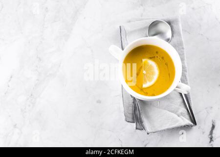 Linsensuppe in der weißen Schale auf Marmortisch. Draufsicht. Stockfoto