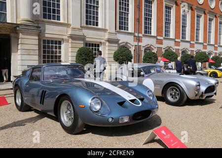 Ferrari 250 GTO (1962) und AC Cobra 289 Competition (1964), Concours of Elegance 2020, Hampton Court Palace, London, Großbritannien, Europa Stockfoto