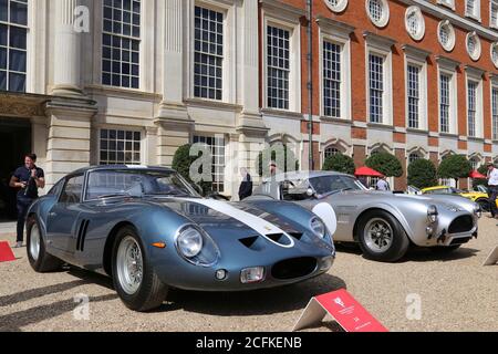 Ferrari 250 GTO (1962) und AC Cobra 289 Competition (1964), Concours of Elegance 2020, Hampton Court Palace, London, Großbritannien, Europa Stockfoto