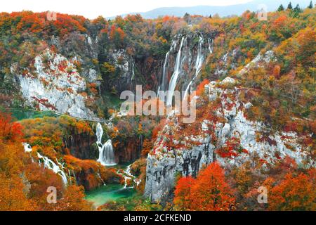 Berühmte Plitvicer Seen mit wunderschönen Herbstfarben und herrlichem Blick auf die Wasserfälle im Nationalpark Plitvicer Seen in Kroatien. Europa Stockfoto