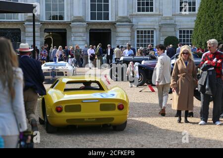 Ferrari 250 LM (1965) und Ford GT40 Mk1 (1965), Ford gegen Ferrari, Concours of Elegance 2020, Hampton Court Palace, London, Großbritannien, Europa Stockfoto