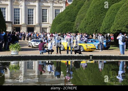 Ferrari 250 LM (1965) und Ford GT40 Mk1 (1965), Ford gegen Ferrari, Concours of Elegance 2020, Hampton Court Palace, London, Großbritannien, Europa Stockfoto