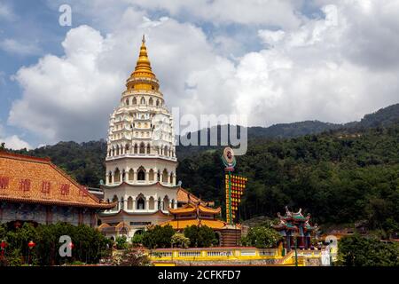 Tri-National Pagode an der Göttin der Barmherzigkeit Tempel in Penang Malaysia schönes Gebäude gegen einen dramatischen Himmel. Stockfoto