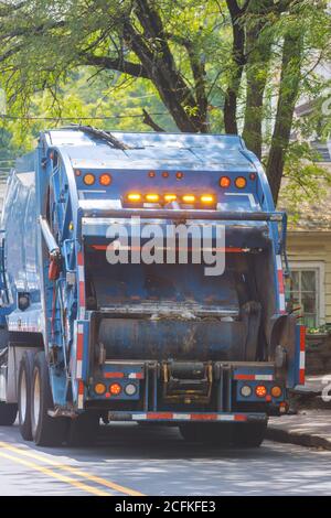 Moderne neue Müllwagen in der Stadt der kommunalen Müll Entfernen Stockfoto