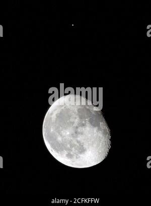 Mond und Planet Mars treffen sich am 5. September 2020 am Nachthimmel Stockfoto