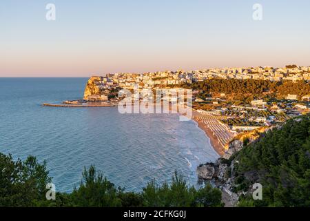 Luftaufnahme Peschici bei Sonnenuntergang, kleines malerisches Dorf in der Provinz Foggia, Gargano, Apulien, Italien. Stockfoto