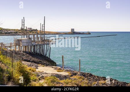 Trabucco von Furcichella, charakteristisches Holzfischereihaus an der adriaküste Italiens, Peschici, Gargano. Stockfoto