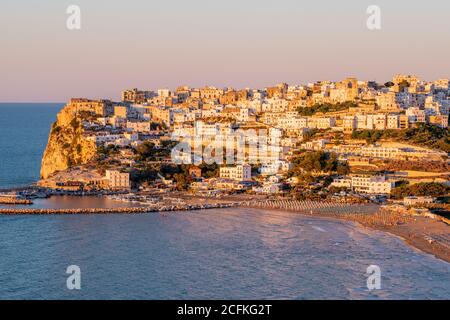 Luftaufnahme Peschici bei Sonnenuntergang, kleines malerisches Dorf in der Provinz Foggia, Gargano, Apulien, Italien. Stockfoto