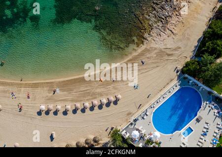 Das Bild vom 27. Juli zeigt die sehr ruhigen Strände und Promenaden in San Antonio auf Ibiza am Montag, nachdem kein neuer britischer Tourist angekommen war und Menschen nach der Einführung der neuen Quarantänebeschränkungen am Wochenende abgereist waren. Ab Sonntag (26. Juli) müssen sich die Touristen nach ihrer Rückkehr für zwei Wochen selbst isolieren. Die Regeln gelten für Reisende, die aus ganz Spanien kommen - einschließlich der Kanarischen und Balearen. Und die Regierung rät jetzt "gegen alle, aber wesentliche Reisen auf das Festland SpainÓ. Stockfoto