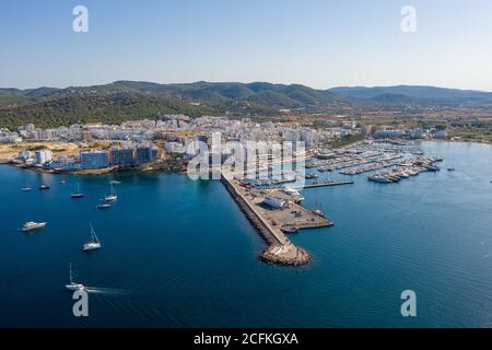 Das Bild vom 27. Juli zeigt das sehr ruhige San Antonio auf Ibiza am Montag, nachdem kein neuer britischer Tourist angekommen war und Menschen nach der Einführung der neuen Quarantänebeschränkungen am Wochenende abgereist waren. Ab Sonntag (26. Juli) müssen sich die Touristen nach ihrer Rückkehr für zwei Wochen selbst isolieren. Die Regeln gelten für Reisende, die aus ganz Spanien kommen - einschließlich der Kanarischen und Balearen. Und die Regierung rät jetzt "gegen alle, aber wesentliche Reisen auf das Festland SpainÓ. Stockfoto