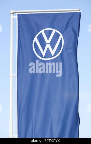 Belleville, Frankreich - 23. August 2020: Neues Volkswagen Logo auf einer Flagge. Volkswagen ist ein deutscher Automobilhersteller mit Sitz in Wolfsburg Stockfoto