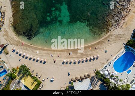 Das Bild vom 27. Juli zeigt die sehr ruhigen Strände und Promenaden in San Antonio auf Ibiza am Montag, nachdem kein neuer britischer Tourist angekommen war und Menschen nach der Einführung der neuen Quarantänebeschränkungen am Wochenende abgereist waren. Ab Sonntag (26. Juli) müssen sich die Touristen nach ihrer Rückkehr für zwei Wochen selbst isolieren. Die Regeln gelten für Reisende, die aus ganz Spanien kommen - einschließlich der Kanarischen und Balearen. Und die Regierung rät jetzt "gegen alle, aber wesentliche Reisen auf das Festland SpainÓ. Stockfoto