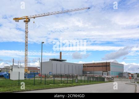 Baustelle mit Kran am Zwischenlager des ehemaligen Kernkraftwerks in Lubmin bei Greifswald in Deutschland, blauer Himmel mit Klo Stockfoto