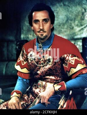 BASIL RATHBONE als Sir Guy of Gisbourne Colour Portrait von DONALD BIDDLE KEYES für DIE ABENTEUER VON ROBIN HOOD 1938 Regisseure MICHAEL CURTIZ und WILLIAM KEIGHLEY Musik Erich Wolfgang Korngold Warner Bros Stockfoto