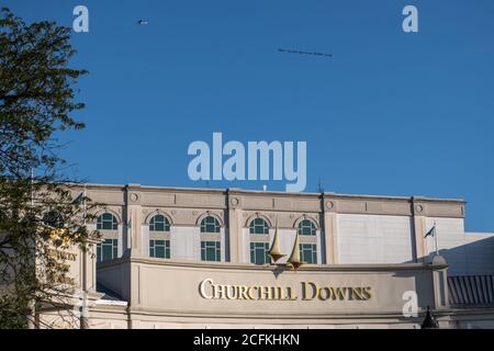 Louisville, Usa. September 2020. LOUISVILLE, KY - 5. SEPTEMBER: Ein Flugzeug mit der Botschaft "Den Copppart des "No Justice, No Derby Protest" am 5. September 2020, dem Tag des Kentucky Derby in Louisville, Kentucky, verhaften. (Foto von Chris Tuite/ImageSPACE) Credit: Imagespace/Alamy Live News Stockfoto