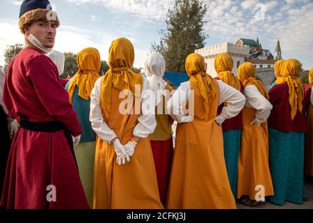 Moskau, Russland. 6. September 2020 Historische Re-enactors tragen Schutzmasken und Handschuhe nehmen an der Reise nach Moskau des 16.-17. Jahrhunderts Festival im Rahmen der Moskauer Stadttag Feiern in Moskau Kolomenskoye historischen und Naturschutzgebiet Museum, Russland Stockfoto