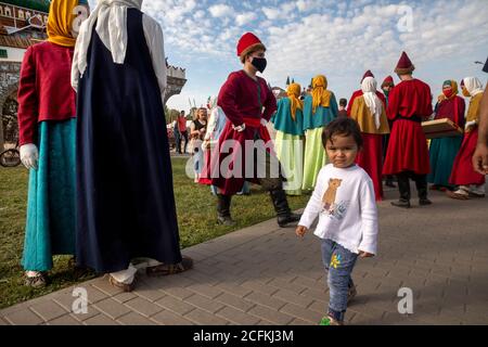 Moskau, Russland. 6. September 2020 Historische Re-enactors tragen Schutzmasken und Handschuhe nehmen an der Reise nach Moskau des 16.-17. Jahrhunderts Festival im Rahmen der Moskauer Stadttag Feiern in Moskau Kolomenskoye historischen und Naturschutzgebiet Museum, Russland Stockfoto