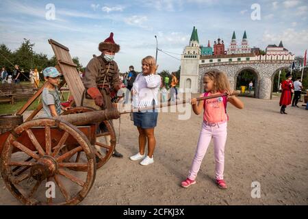 Moskau, Russland. 6. September, 2020 Besucher der Reise nach Moskau des 16.-17. Jahrhunderts Festival im Rahmen der Moskauer Stadttag Feiern in Moskau Kolomenskoye historischen und Naturschutzgebiet Museum, Russland Stockfoto