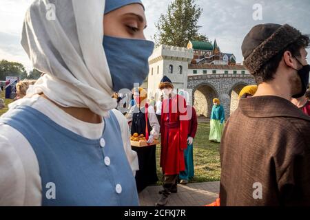 Moskau, Russland. 6. September 2020 Historische Re-enactors tragen Schutzmasken und Handschuhe nehmen an der Reise nach Moskau des 16.-17. Jahrhunderts Festival im Rahmen der Moskauer Stadttag Feiern in Moskau Kolomenskoye historischen und Naturschutzgebiet Museum, Russland Stockfoto