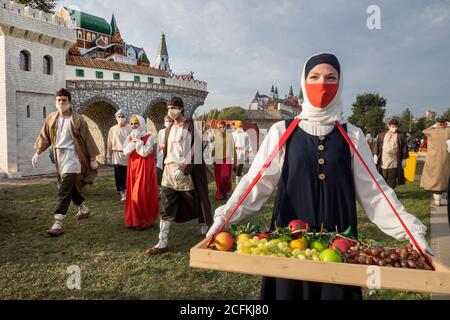 Moskau, Russland. 6. September 2020 Historische Re-enactors tragen Schutzmasken und Handschuhe nehmen an der Reise nach Moskau des 16.-17. Jahrhunderts Festival im Rahmen der Moskauer Stadttag Feiern in Moskau Kolomenskoye historischen und Naturschutzgebiet Museum, Russland Stockfoto